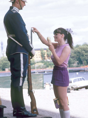 18 year old girl Ella Woods nudes on a vibrator after slowly removing clothing